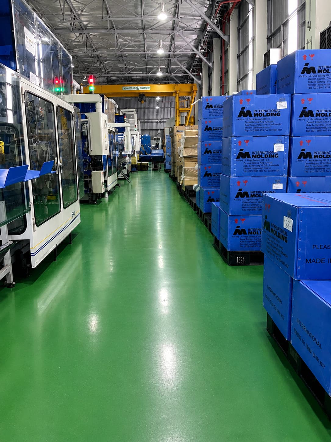 Injection moulding hall with finished-goods pallets